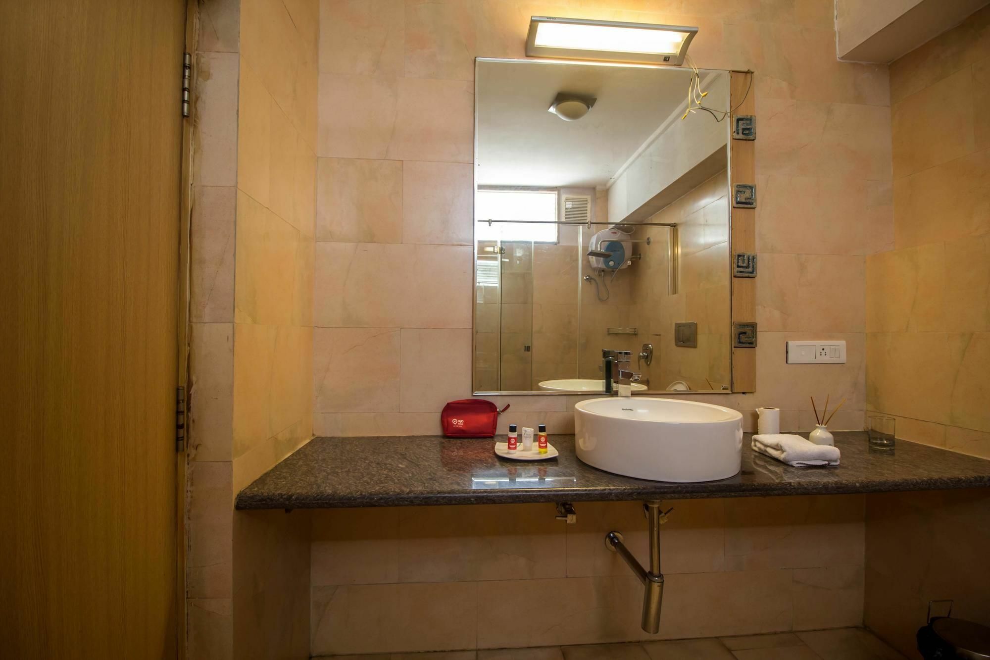 ויסאקפאטנם Oyo Apartments Rk Beach Road מראה חיצוני תמונה