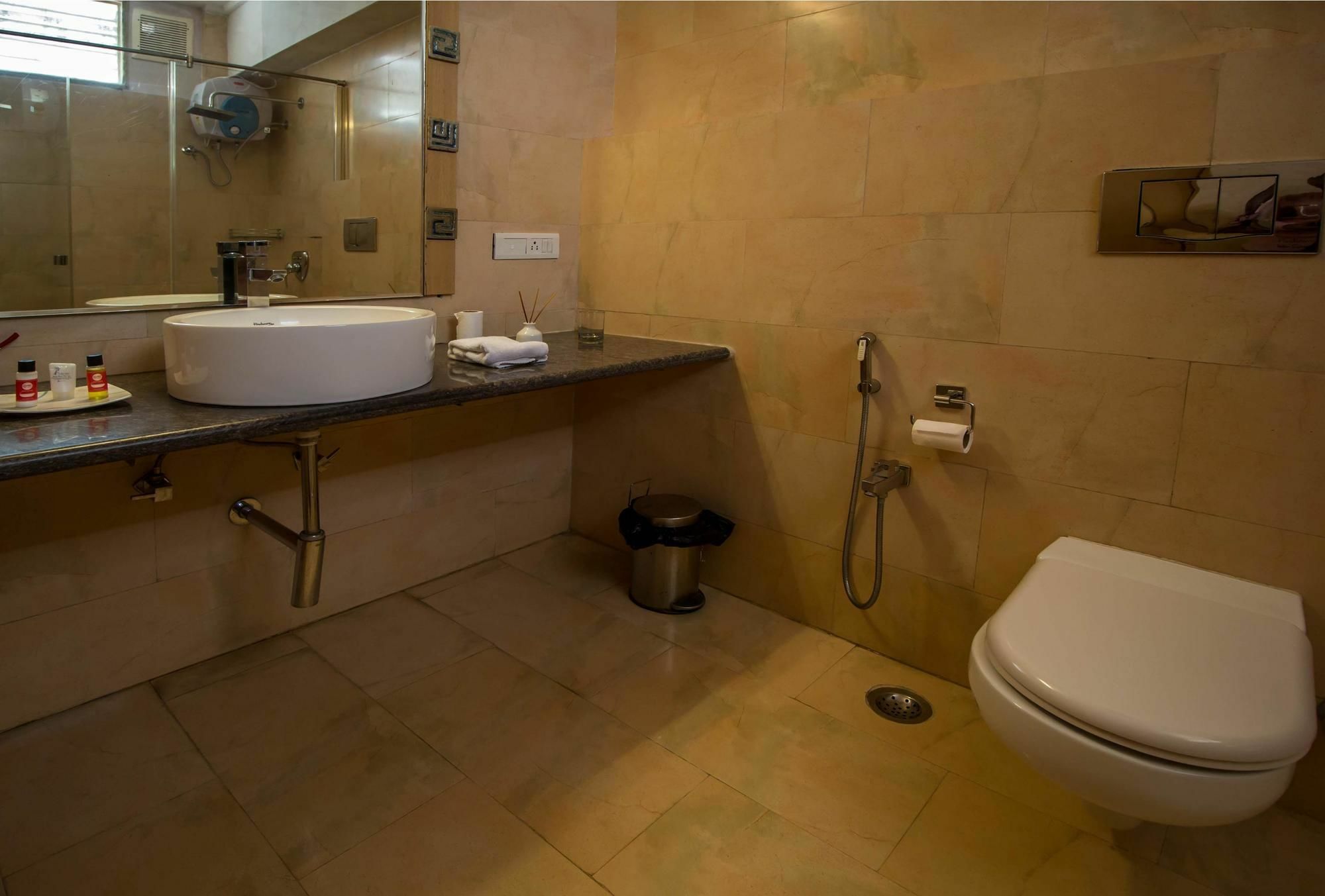 ויסאקפאטנם Oyo Apartments Rk Beach Road מראה חיצוני תמונה