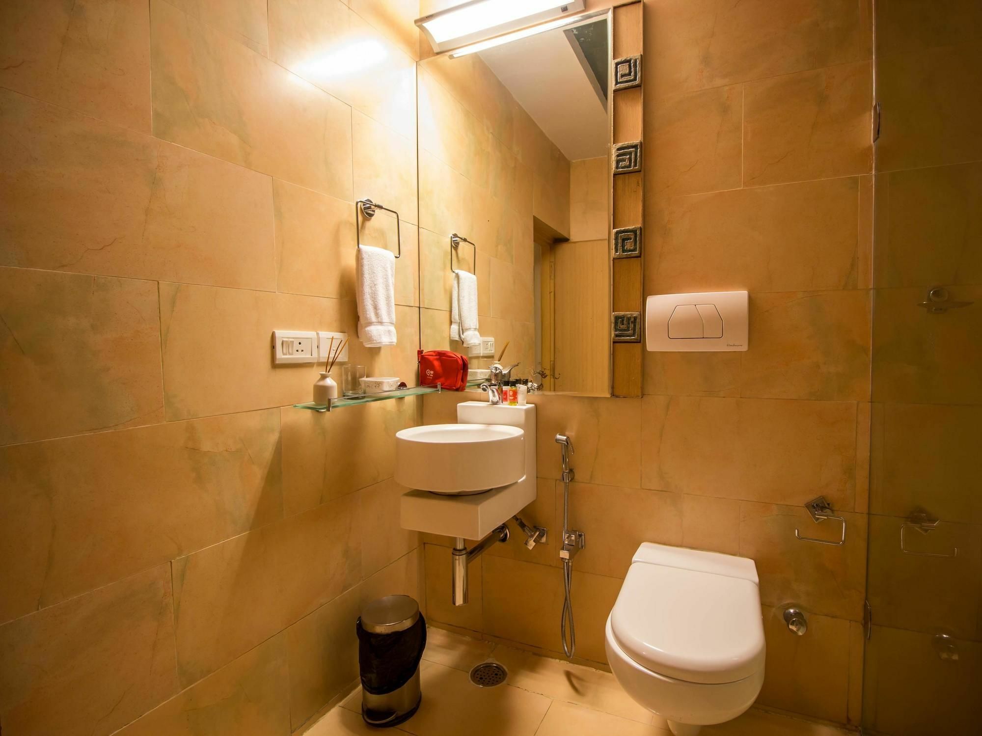 ויסאקפאטנם Oyo Apartments Rk Beach Road מראה חיצוני תמונה