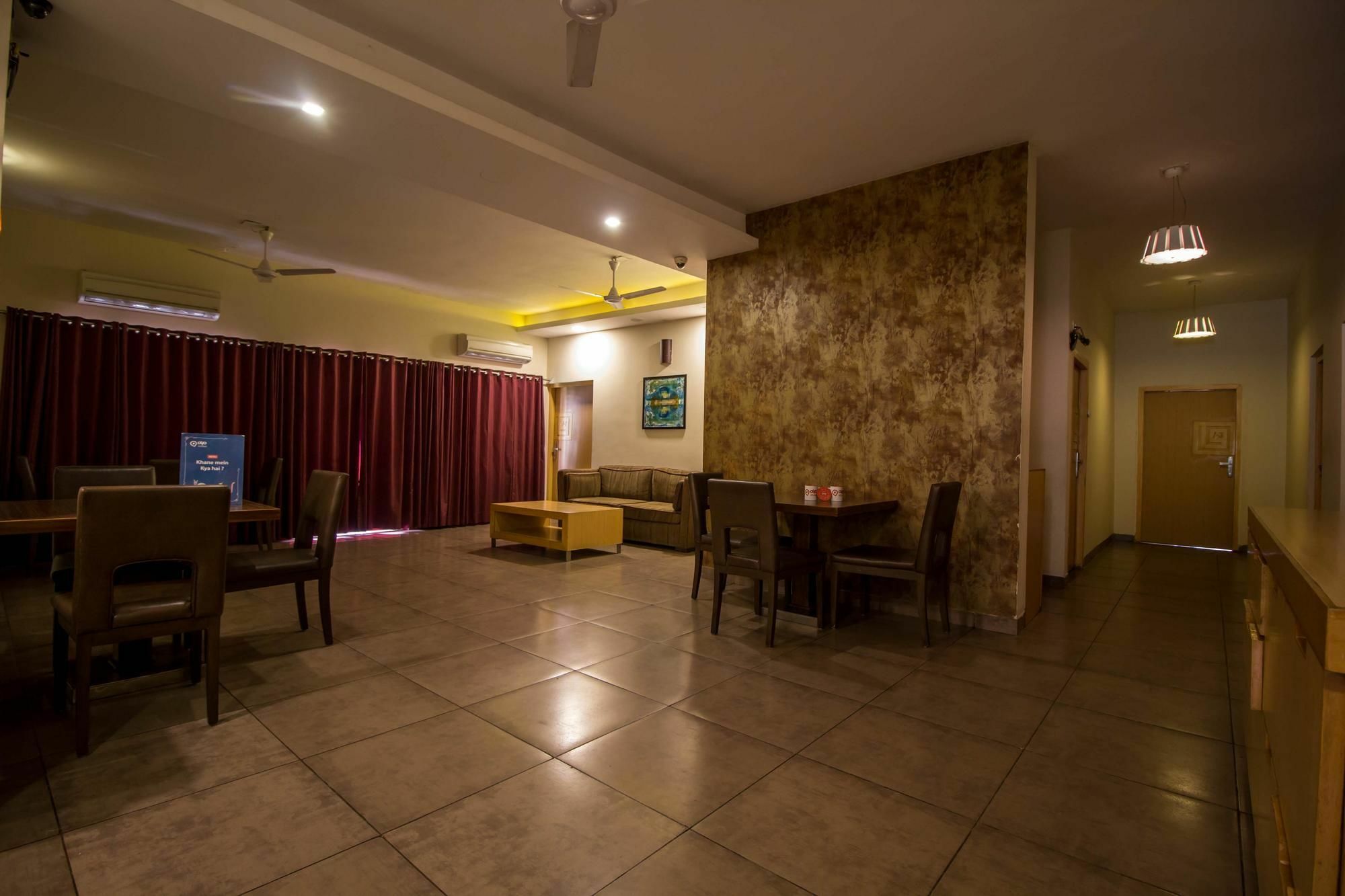 ויסאקפאטנם Oyo Apartments Rk Beach Road מראה חיצוני תמונה